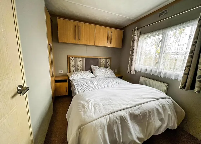 Superb 6 Berth Caravan With Decking At Seawick Holiday Park, Essex Ref 27009Mv