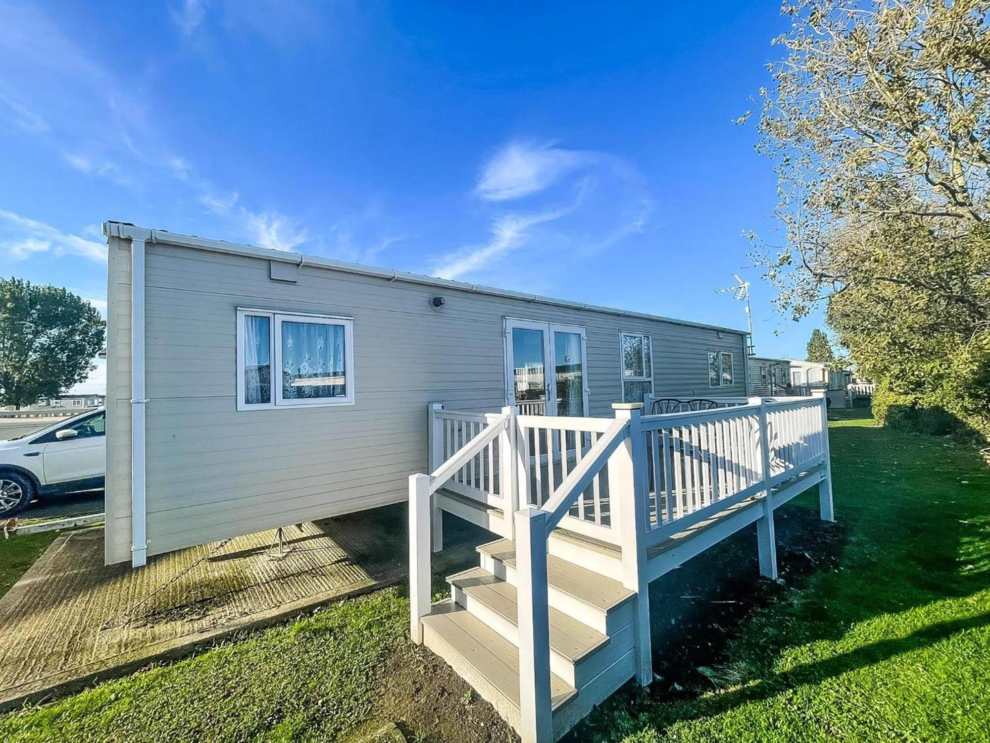 Campsite Superb 6 Berth Caravan With Decking At Seawick Park, Essex Ref 27009mv *