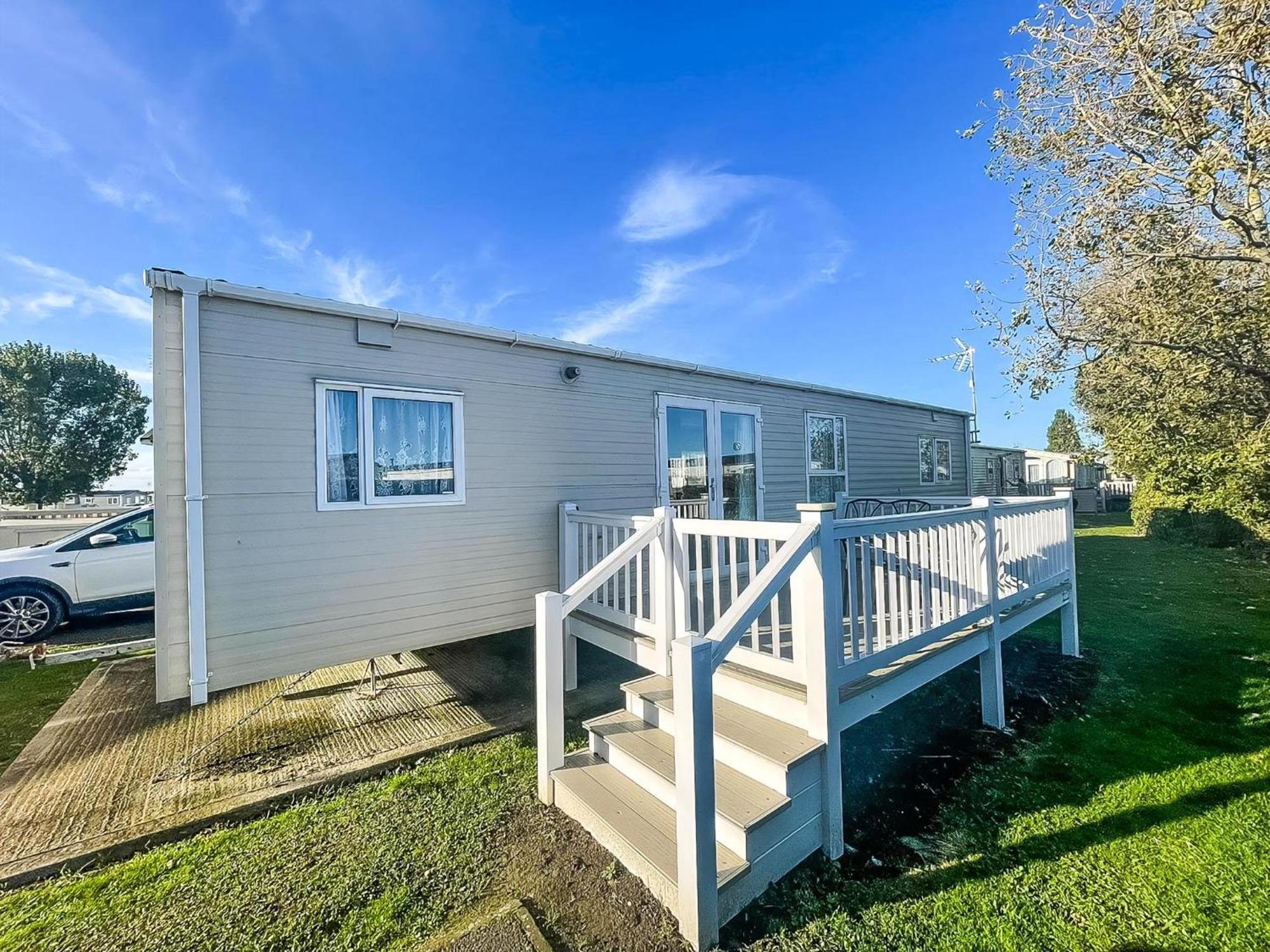 Superb 6 Berth Caravan With Decking At Seawick Park, Essex Ref 27009mv Campsite Clacton-on-Sea