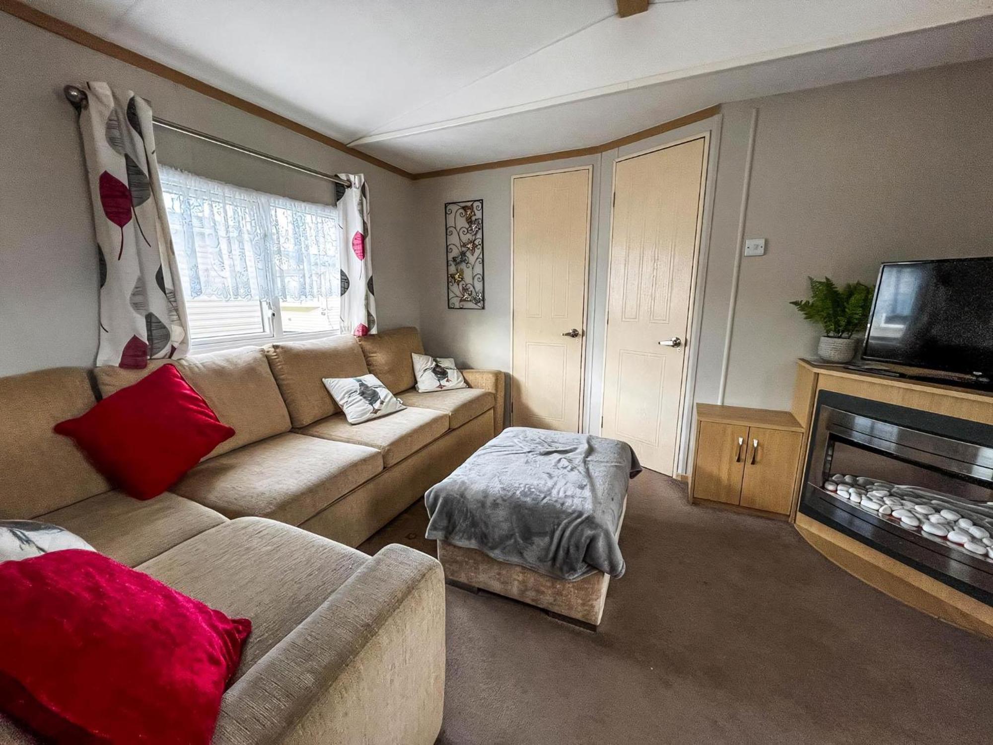 Superb 6 Berth Caravan With Decking At Seawick Park, Essex Ref 27009mv Clacton-on-Sea