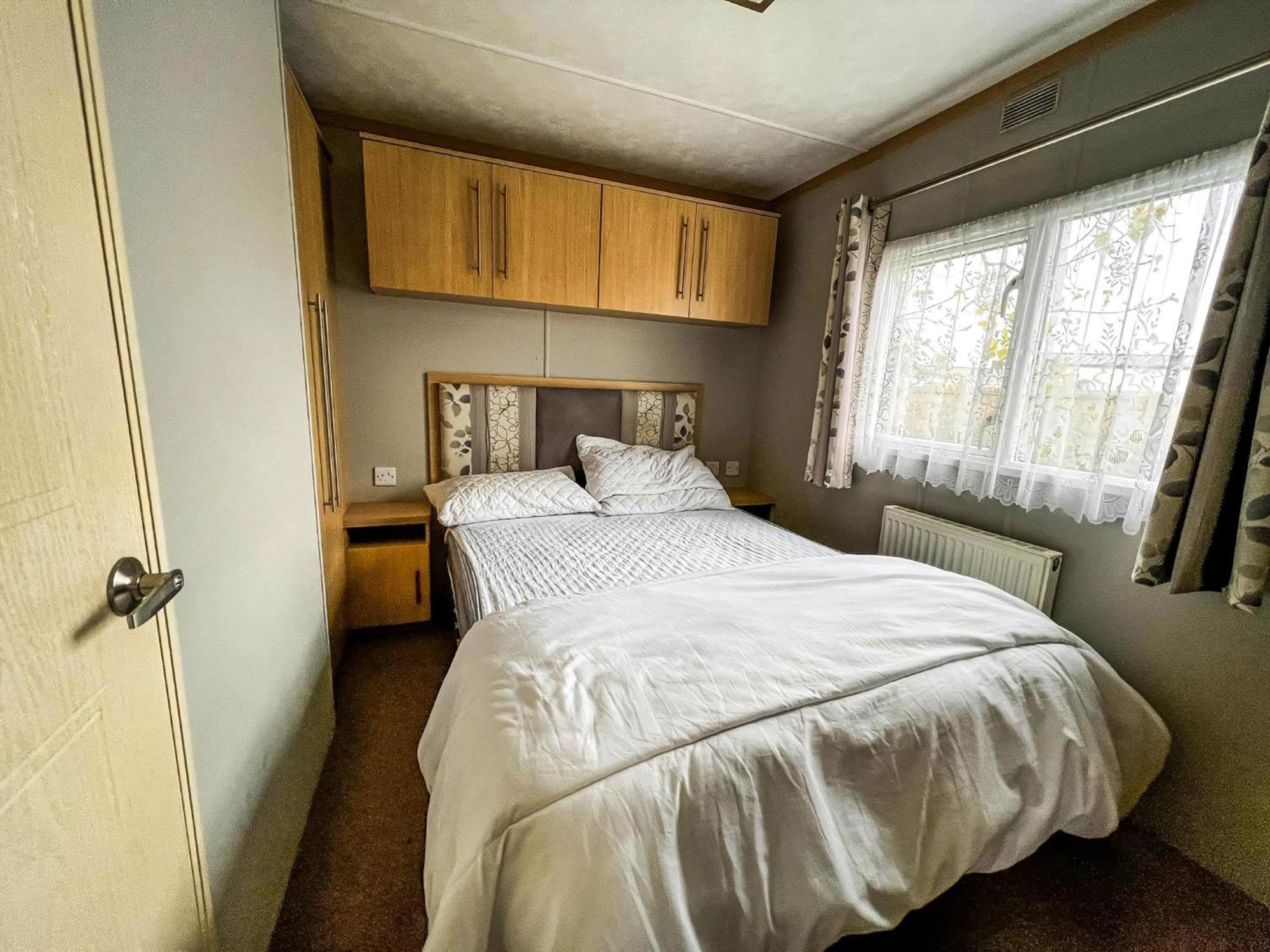 Campsite Superb 6 Berth Caravan With Decking At Seawick Park, Essex Ref 27009mv