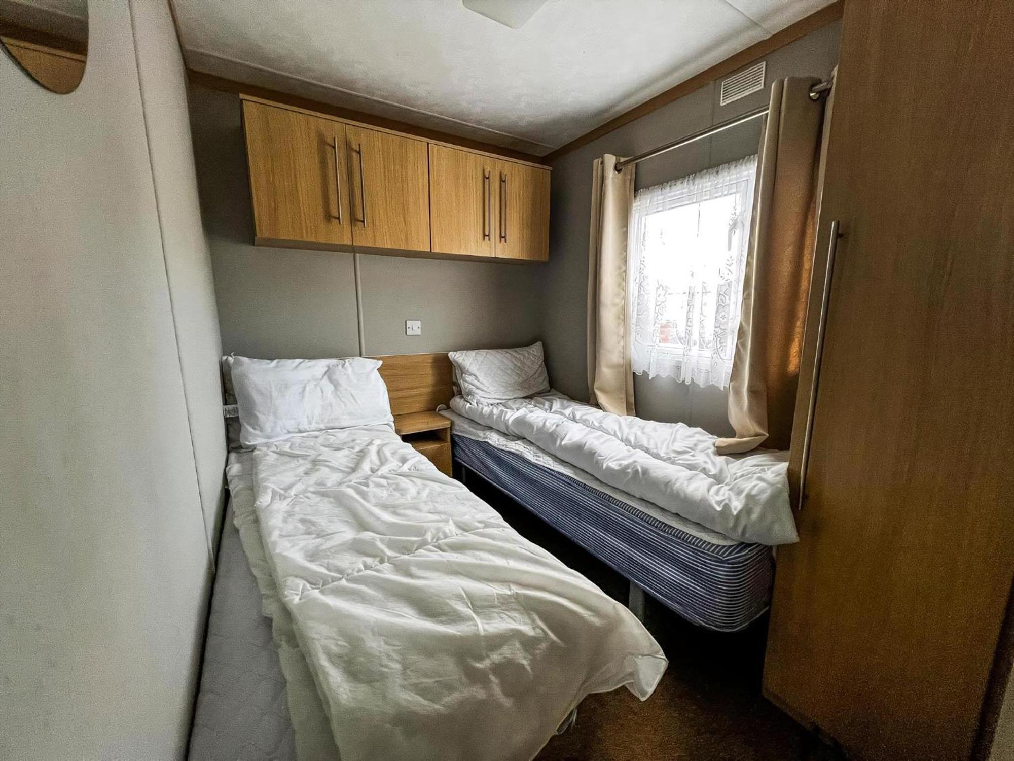 Superb 6 Berth Caravan With Decking At Seawick Park, Essex Ref 27009mv Clacton-on-Sea