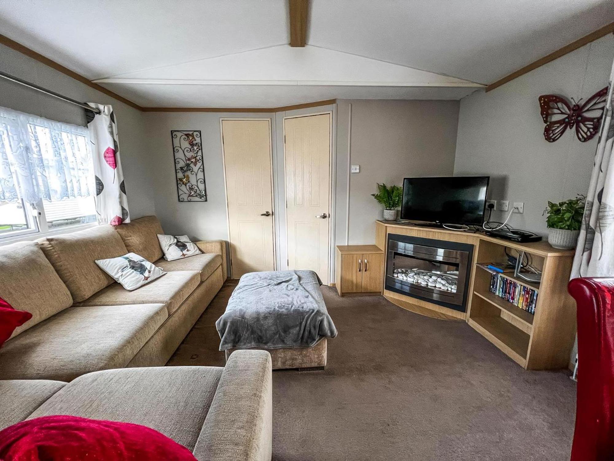 Campsite Superb 6 Berth Caravan With Decking At Seawick Park, Essex Ref 27009mv