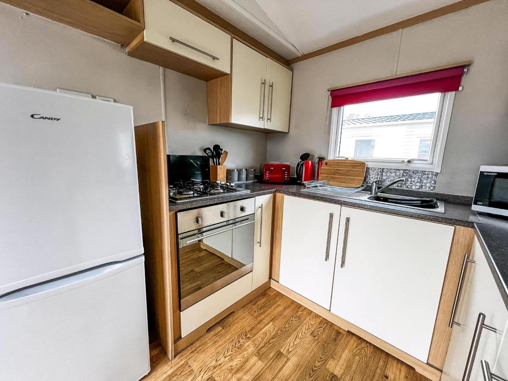 Superb 6 Berth Caravan With Decking At Seawick Park, Essex Ref 27009mv Campsite Clacton-on-Sea